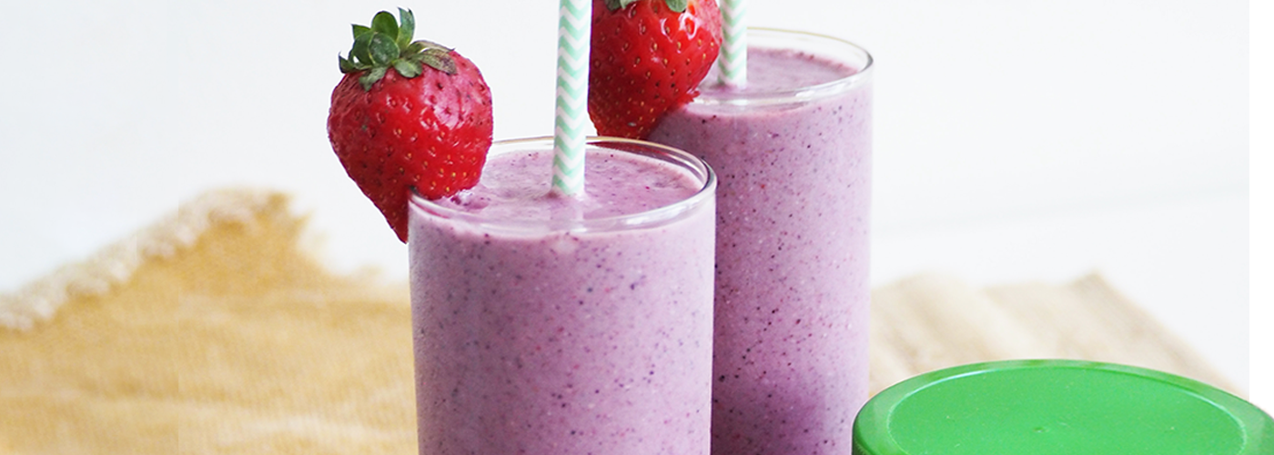 http://amazinggrass.com/cdn/shop/articles/Berry-Boost-Smoothie-Recipe-Desktop_93cb3802-b9f8-426c-aeae-4ad7dcd1a24d.png?v=1697123738